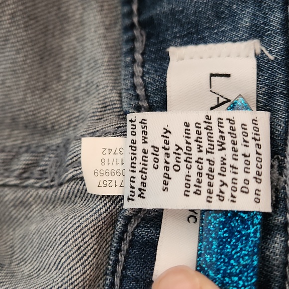 Lane Bryant Distressed Blue Cropped Flower Embroidered Detail Denim Sz 20 - Picture 14 of 16